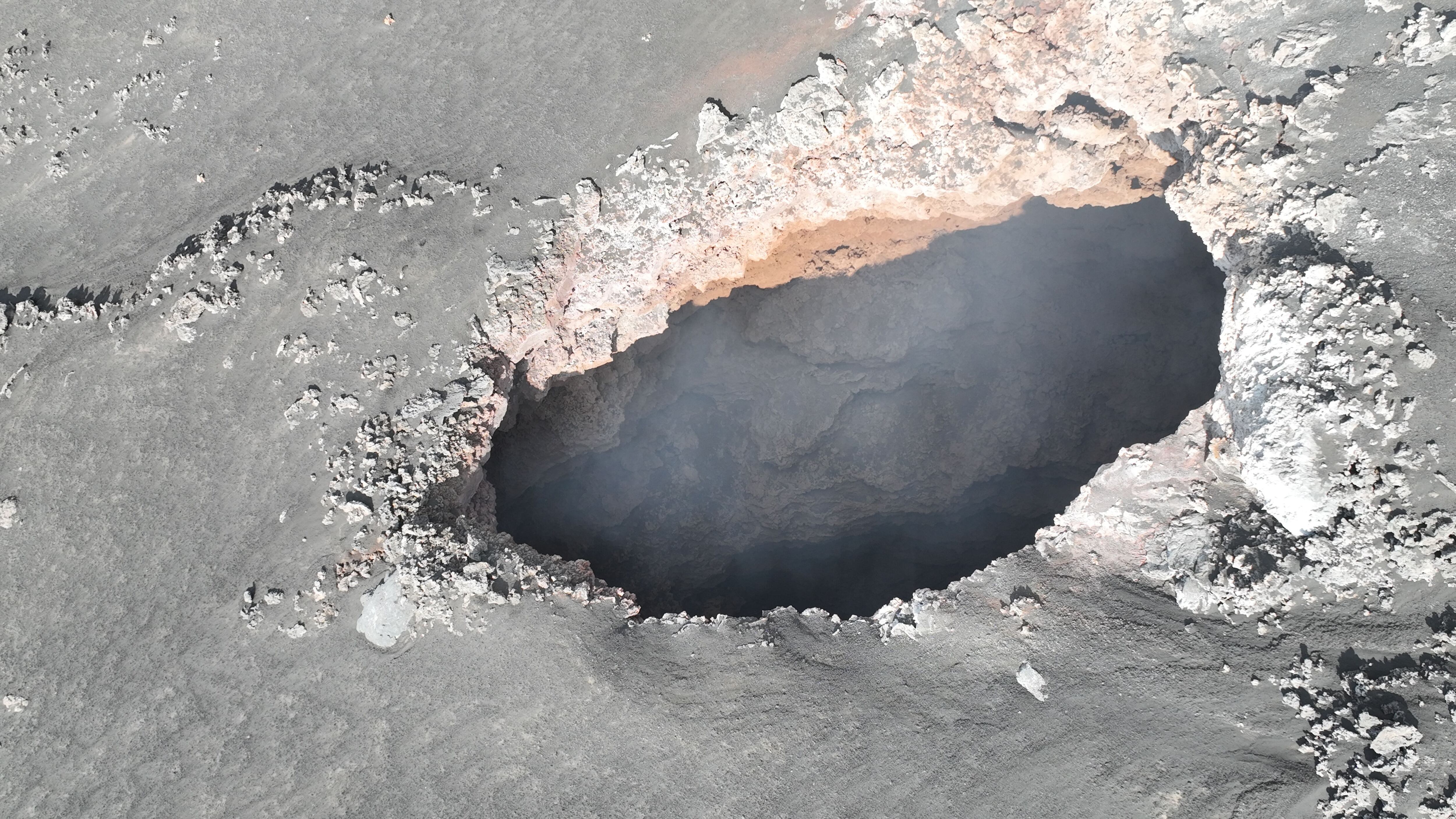 Uno de los jameos localizados en la base del cono del volcán
