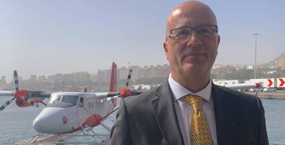 Miguel Ángel González, consejero portavoz de Surcar Airlines, junto a uno de los hidroaviones de la aerolínea.