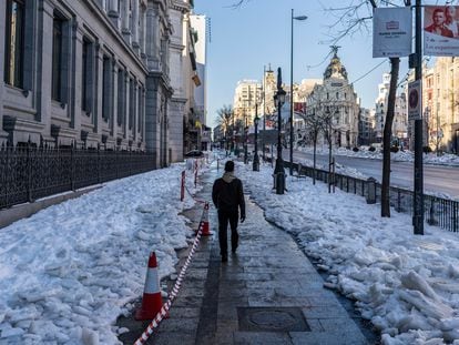 Un hombre camina en la calle de Alcalá, en Madrid, cubierta por la nieve por el temporal 'Filomena'. OLMO CALVO