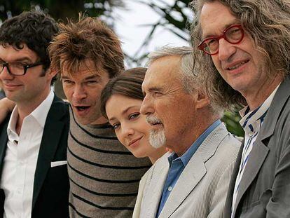 Wim Wenders, a la derecha, con los actores de la película <i>Cita en Palermo,</i> ayer en Cannes.