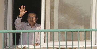 Hosni Mubarak saluda desde el Hospital donde ha pasado larga parte de su detención.