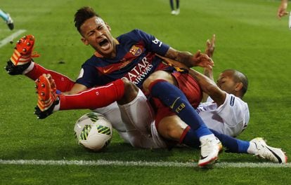 Neymar tras una caída con el jugador del Sevilla, Mariano.