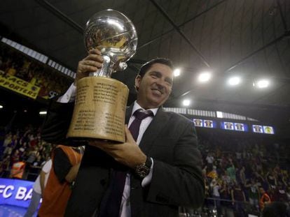 Xavi Pascual, levanta el trofeo de la liga ACB