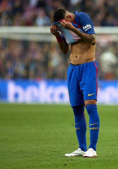 Neymar del Barcelona es neteja la suor durant el partit.