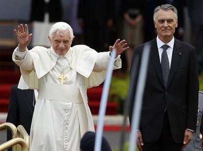 Benedicto XVI bendice a los fieles ante el presidente de Portugal, Anibal Cavaco Silva, en el Monasterio de los Jerónimos.