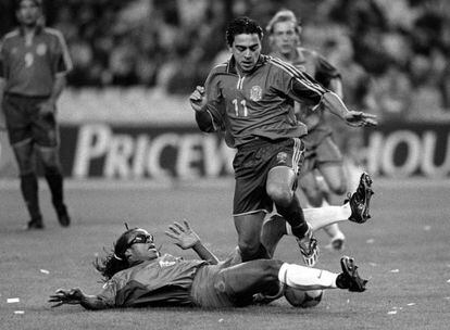 Xavi trata de superar a Davids, en el encuentro amistoso que enfrentó a España con Holanda (1-2) en el debut del jugador con la selección absoluta en el año 2000