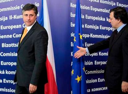 Barroso (derecha) recibe al primer ministro checo, Jan Fischer, en la sede de la Comisión Europea.