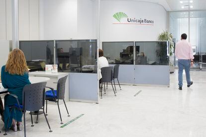Imagen de una oficina bancaria de Unicaja.