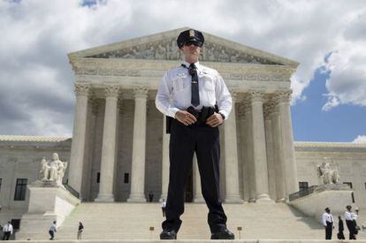 Un polic&iacute;a vigila el Tribunal Supremo de EEUU.