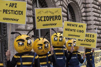 Protesta de Greenpeace en Roma contra le uso de algunos pesticidas.