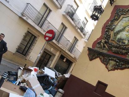 Basura acumulada alrededor de unos contenedores en el centro de Sevilla.