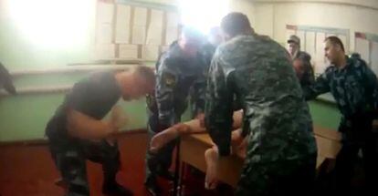 Uno de los vídeos filtrados que muestra los malos tratos en la colonia penal de Yaroslavl.