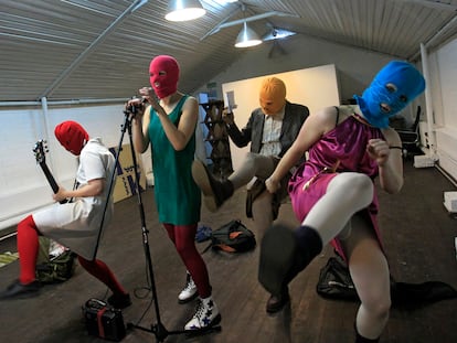 Miembros del grupo Pussy Riot durante un ensayo de una 'performance' contra las represalias policiales ordenadas por Putin, en Moscú, en febrero de 2012.