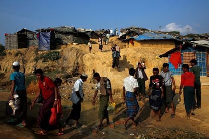 Refugiados rohingya hacen su camino al campamento de refugiados Kupalong, cerca de Cox's Bazar en Bangladés.