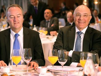 El presidente del Consell, Alberto Fabra, y el del Banco Sabadell, Josep Oliu, en Valencia.