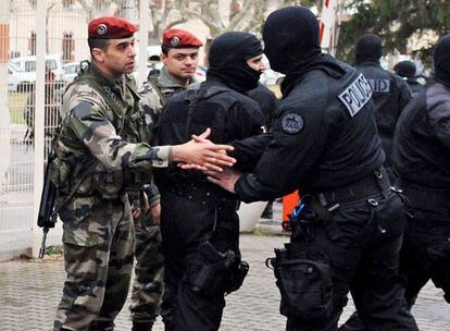 Miembros de la polic&iacute;a especial francesa RAID saludan a soldados a su regreso a las barracas en Peri&ntilde;&oacute;n, tras el asalto en el que result&oacute; muerto Mohamed Merah.