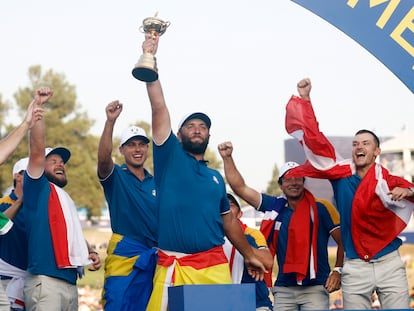 Jon Rahm levanta el trofeo de la Ryder conquistada en Roma.