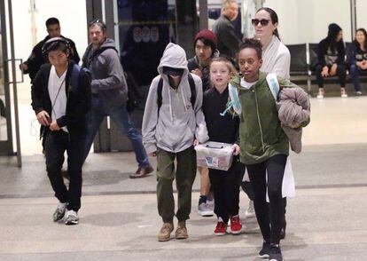 Angelina Jolie, con sus hijos en Los Ángeles.