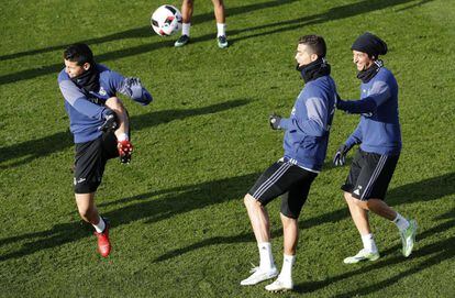 Cristiano Ronaldo y Coentrao bromean con James en el entrenamiento de este martes.