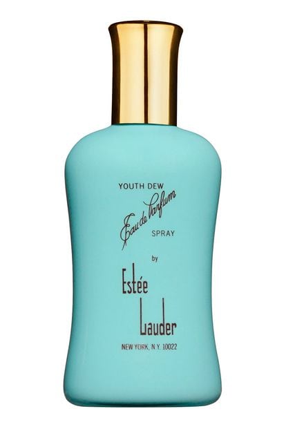 Se dice que el Youth-Dew de Estée Lauder es uno de esos perfumes más sexies de la historia, y continúa cautivando 50 años después de su lanzamiento. El packaging conserva el estilo del frasco original de los años 50 (34,09 euros).