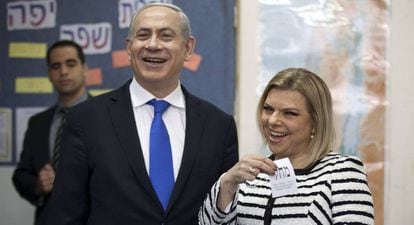 Benjamín Netanyahu y su esposa, Sara, tras votar en Jerusalén en 2015.