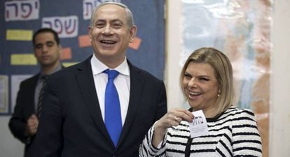 Benjam&iacute;n Netanyahu y su esposa, Sara, tras votar en Jerusal&eacute;n en 2015.