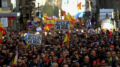 Miles de polic&iacute;as y guardias civiles se manifiestan en el centro de Madrid por la equiparaci&oacute;n salarial.