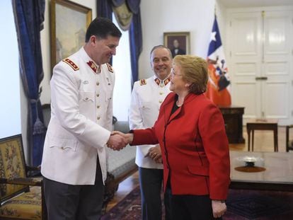 Bachelet saluda a Ricardo Mart&iacute;nez, nuevo comandante en jefe del Ej&eacute;rcito de Chile.