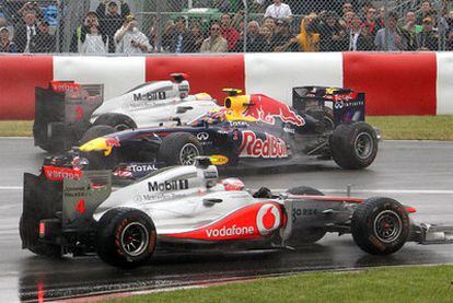 El Red Bull de Mark Weber, cruzado en medio de la pista y en dirección contraria, entre los McLaren de Lewis Hamilton y Jenson Button.
