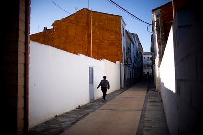 Una mujer camina por la calle Perales en Villacarrillo.
