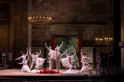 De izquierda a derecha: el barítono Ludovic Tézier, la soprano Anna Netrebko, la ‘mezzo’ Kseniia Nikolaieva (agachada), el bajo Alexander Köpeczi y el tenor Jonas Kaufmann al final del tercer acto de ‘La Gioconda’, el pasado 10 de abril en el Teatro San Carlo de Nápoles.