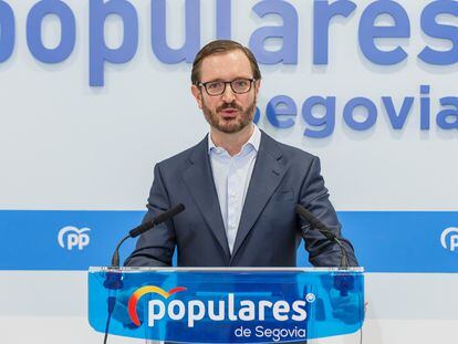 El Portavoz del Grupo Popular en el Senado, Javier Maroto, durante su comparecencia en la sede del PP de Segovia, este lunes, para hablar de iniciativas parlamentarias y actualidad política.