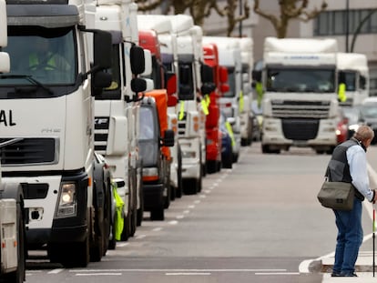 Un grupo de transportistas gallegos circulan con más de un centenar de camiones y vehículos agrarios, haciendo sonar la bocina para protestar por el alza de los precios del combustible, este lunes en Santiago de Compostela.