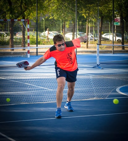 Ernesto Cardenas è un insegnante di educazione fisica di 41 anni e il più figo giocatore spagnolo di pickleball.