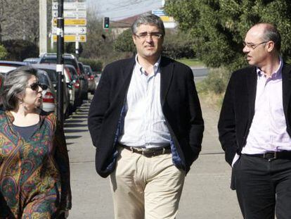 De izquierda a derecha, Ana Lu&iacute;sa Bouza, Carlos Aymerich y Francisco Jorquera se dirigen ayer a la sede del Bloque. 