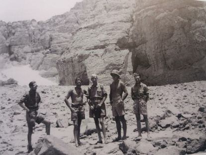 Almásy, en el centro, en el wadi Sura con el grupo de infiltración de la Operación S