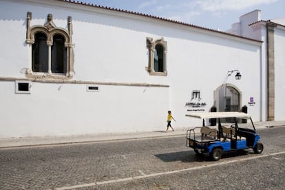Fachada del hotel M'Ar de Ar Aqueduto, en Évora (Portugal).