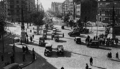 Trànsit a l'encreuament entre la Diagonal i el passeig de Gràcia, a Barcelona als anys 30.
