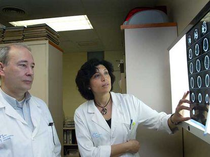 Joan Sahuquillo y Maria Antònia Poca, neurocirujanos del hospital Vall d&#39;Hebrón.