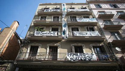 Bloque de pisos del número 37 de la calle Leiva de Barcelona que ha comprado el Ayuntamiento.