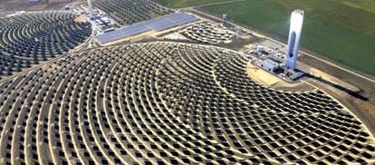 Vista aérea de la planta solar de Abengoa en Sanlúcar la Mayor (Sevilla) .