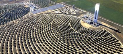 Vista a&eacute;rea de la planta solar de Abengoa en Sanl&uacute;car la Mayor (Sevilla) . 