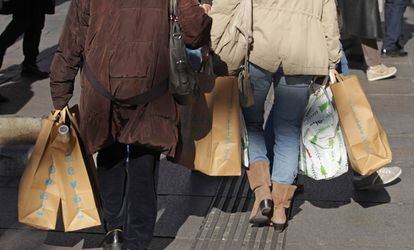 Unas mujeres de compras en la Gran V&iacute;a de Madrid.