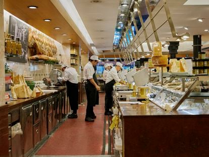 El jamón de Parma, con denominación de origen, los quesos y los embutidos son algunos de los productos estrella de Peck.  son uno de los platos fuertes de la tienda.