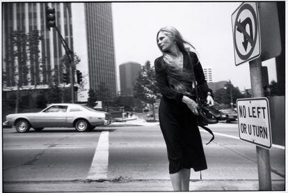 'Los Angeles 1980-1983', una de las fotografías de la última época de Gary Winogrand (falleció en 1984) que se exhiben en la retrospectiva que le dedica la Fundación Mapfre.