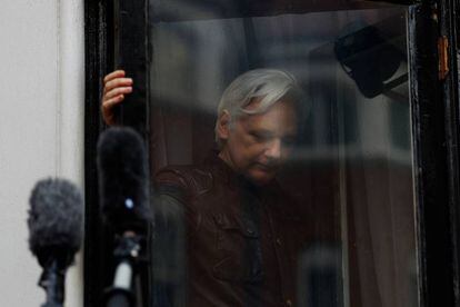Julian Assange, en la embajada de Ecuador en Londres el pasado año. 