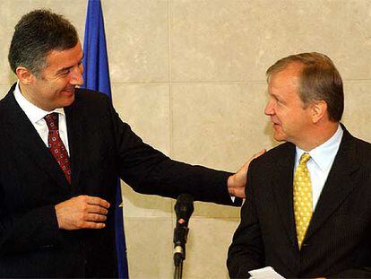El primer ministro de Montenegro, Milo Djukanovic (izquierda), y Olli Rehn, comisario de Ampliación, ayer en Bruselas.