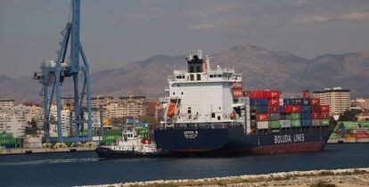 Un barco de carga en el puerto de Alicante.