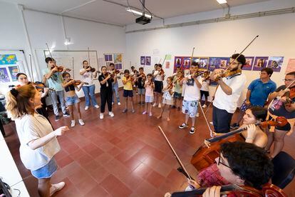 Laura Brito dirigía a una de las orquestas de Barrios Orquestados, en el CEIP Fernando Guanarteme de Las Palmas de Gran Canaria,