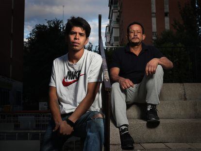 Jhon Ochoa y Carlos Cruz, trabajadores del sector de la construcción, en el barrio de Aluche en Madrid.